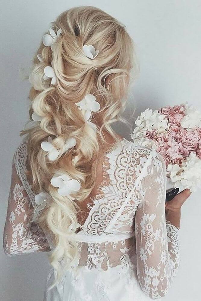 شنیون با گل های سفید